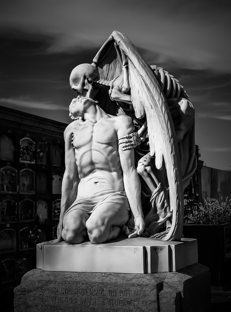 Black and White Photo of Kiss of Death Sculpture in Barcelona
