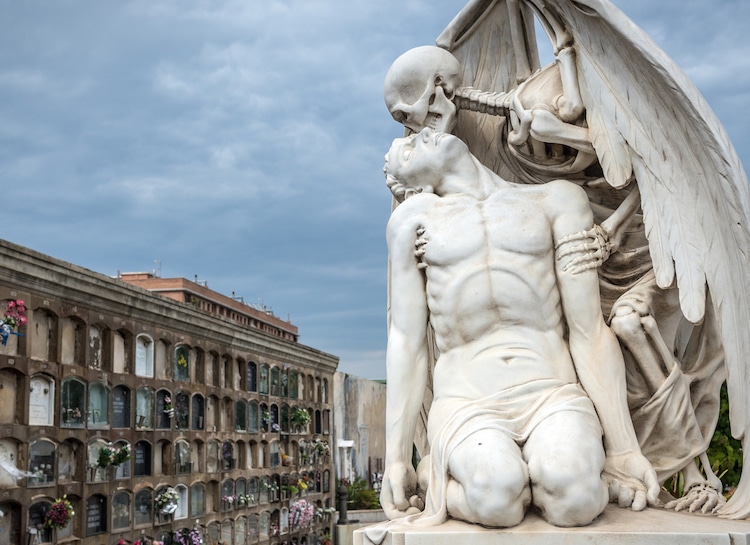 Kiss of Death Statue at Poblenou Cemetery in Barcelona