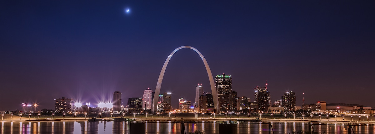Gateway Arch of St. Louis Arch by Eero Saarinen