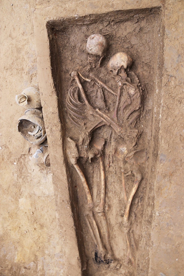 Burial of Ancient Lovers’ Skeletons in an Embrace Found in Chinese Cemetery
