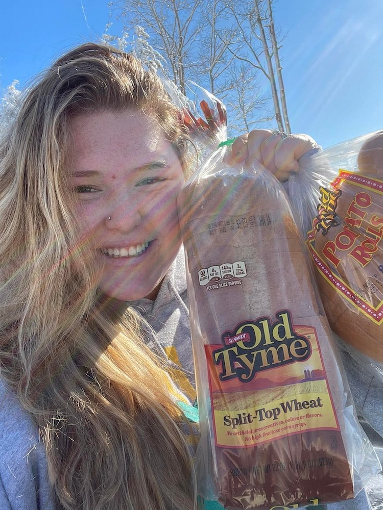 Bread Truck Gives Food to Passengers Stuck in Traffic Jam On I-95 Virginia