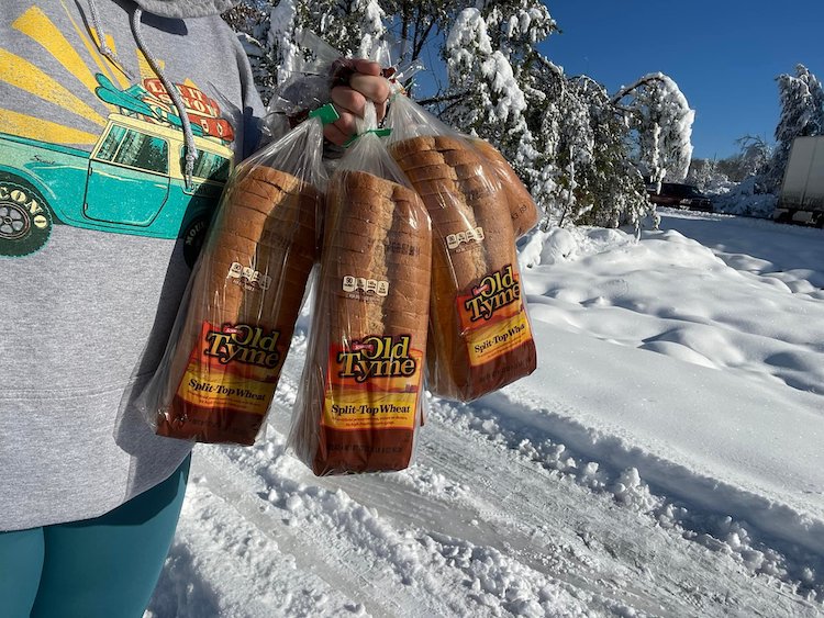 Bread Truck Gives Food to Passengers Stuck in Traffic Jam On I-95 Virginia