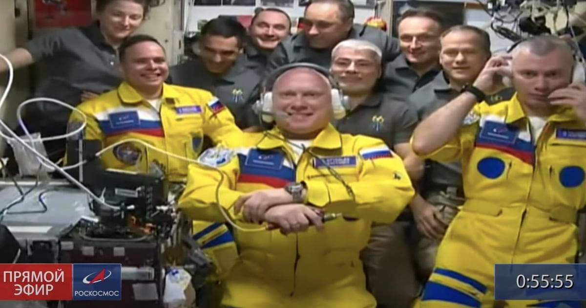 russian-cosmonaut-ukraine-colors-thumbnail.jpg - ViralBandit
