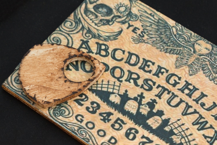 Funny Grandma Has Ouija Boards With the Message “Let’s Keep In Touch” Handed Out at Her Funeral