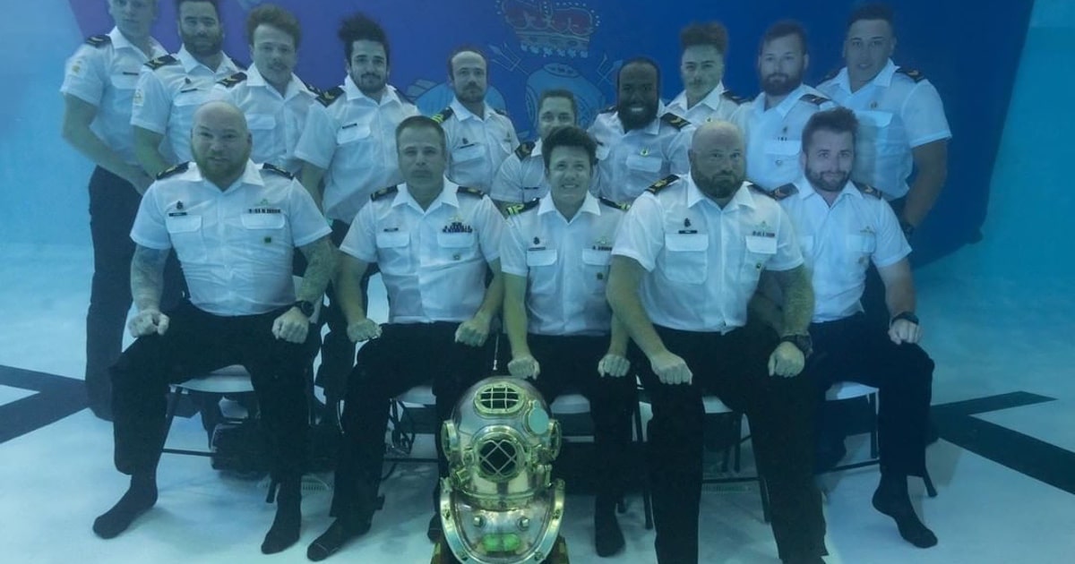 clearance-diving-canada-navy-underwater-graduation-photo-thumbnail.jpg - ViralBandit