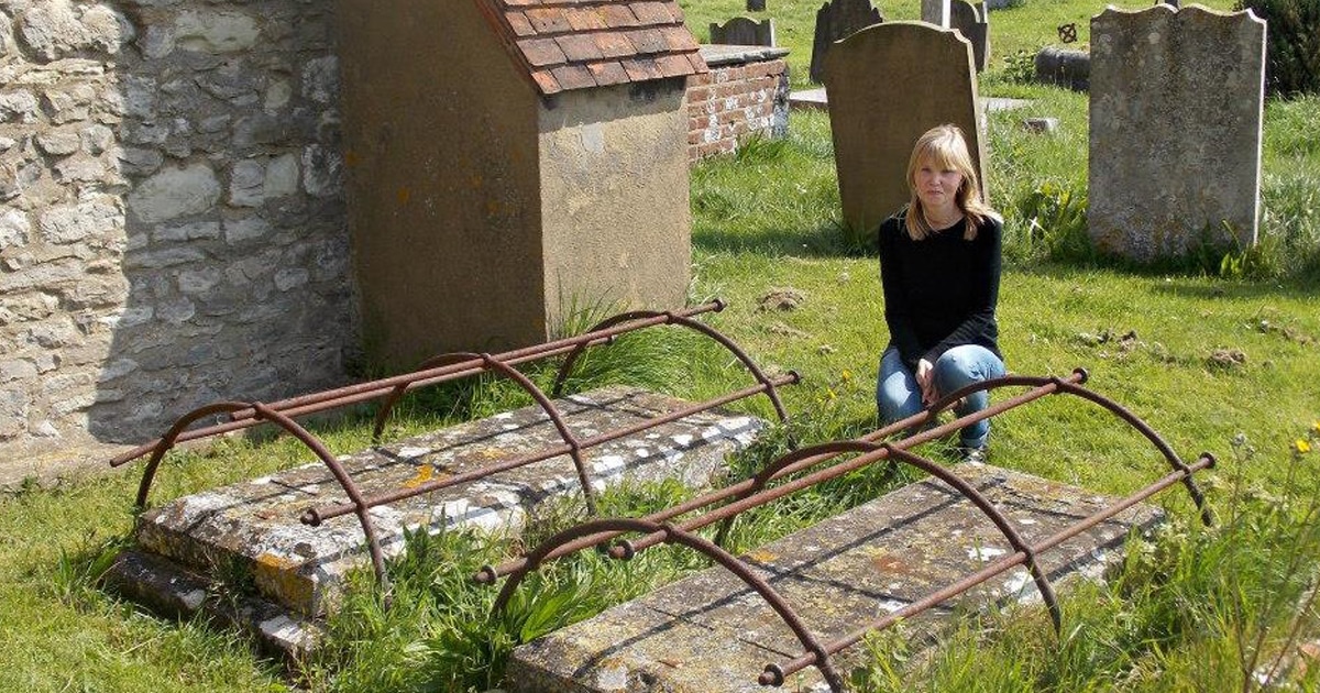 woman-attends-strangers-funerals-FB.jpg - ViralBandit