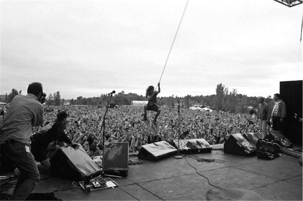 eddie-vedder-hanging-from-the-rafters-5