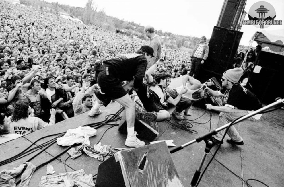 eddie-vedder-hanging-from-the-rafters-6