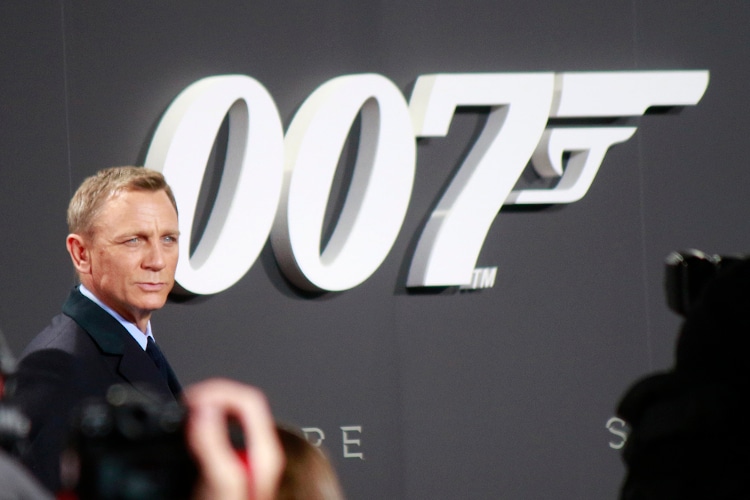 Daniel Craig in front of the 007 logo