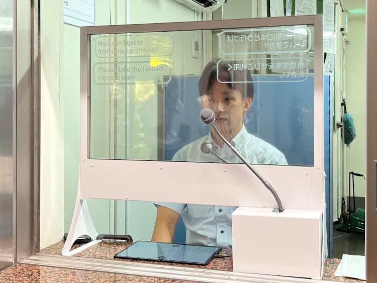 Simultaneous translation screen showing messages in different languages