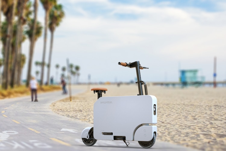 Honda Motocompacto on the beach