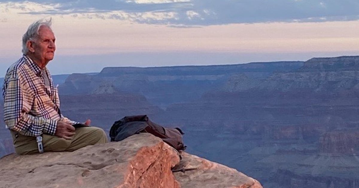 92-year-old-grand-canyon-rim-to-rim-hike-fb.jpg - ViralBandit