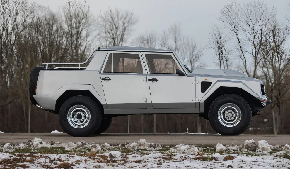 Amazing Photos of the 1988 Lamborghini LM002 » Design You Trust