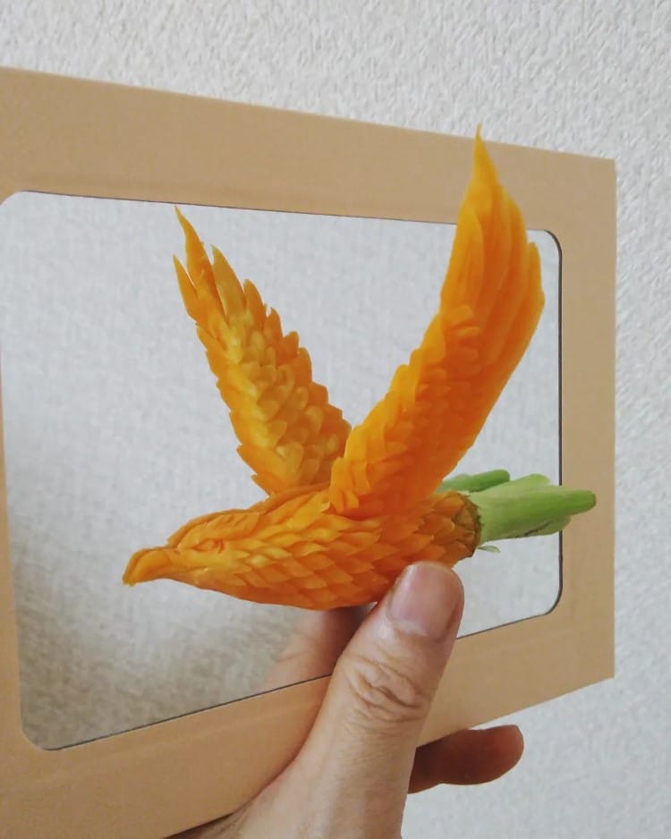 Bird carved out of a carrot by Gaku