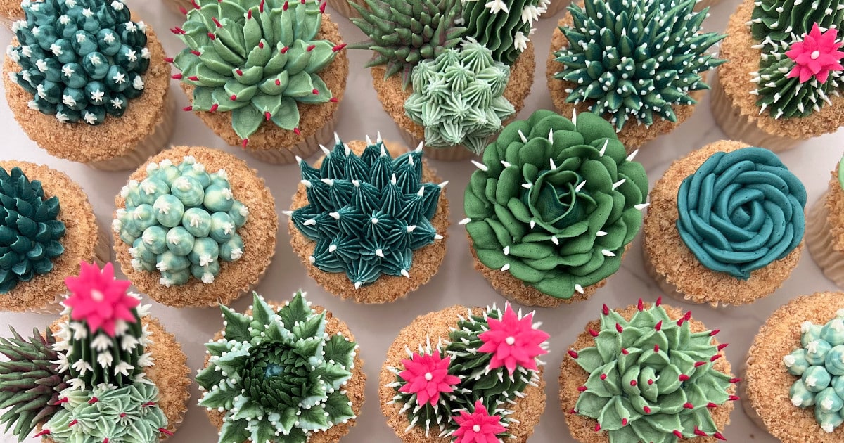 Artist Decorates Cupcakes With Lifelike Buttercream Flowers